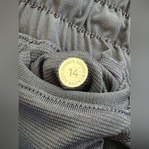 Lululemon Hotty Hot Short II 2.5" in True Navy - Size 14 - Picture 8 of 8